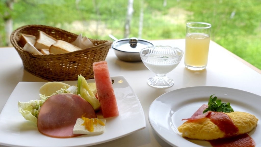 *【朝食一例】信州の美味しいフルーツたっぷりのサラダを是非ご賞味下さい！自家製ジュースやジャムも好評