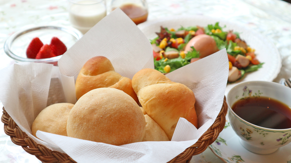 *朝食一例／自家製焼きたてのパンは地産小麦を使用しています。
