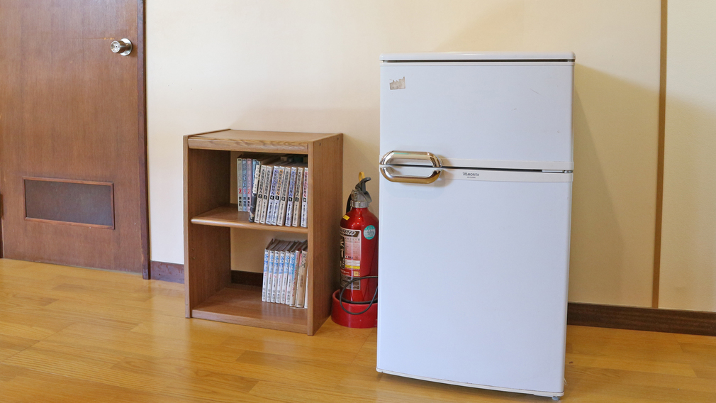 *共用設備／館内には共用の冷蔵庫と本棚がございます。