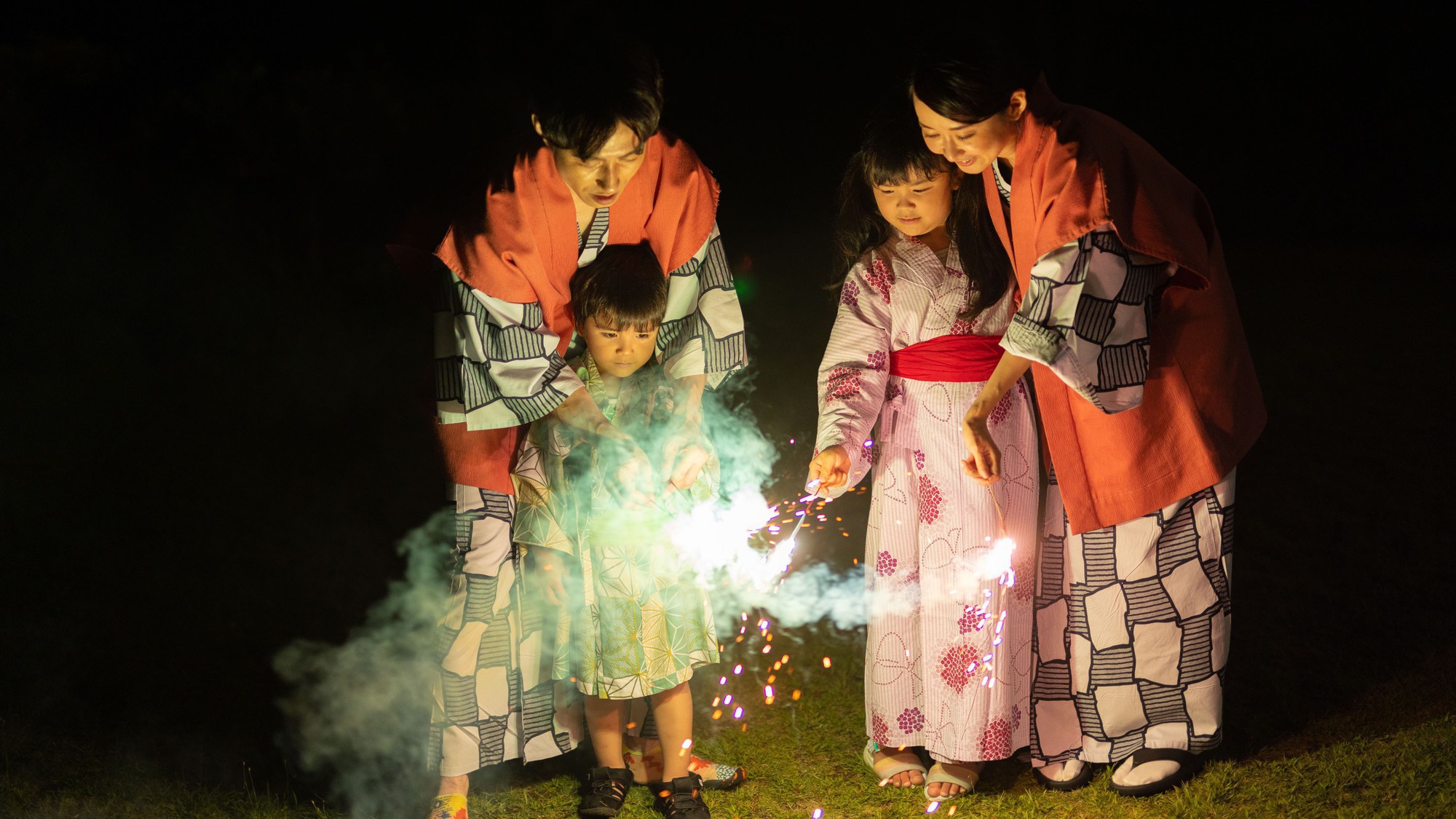 芝生広場では手持ち花火で楽しめます