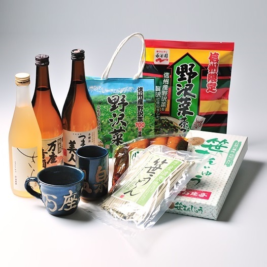 【売店】万座亭オリジナル梅酒「さらら」をはじめ、群馬ならではのお土産を取り揃えております。