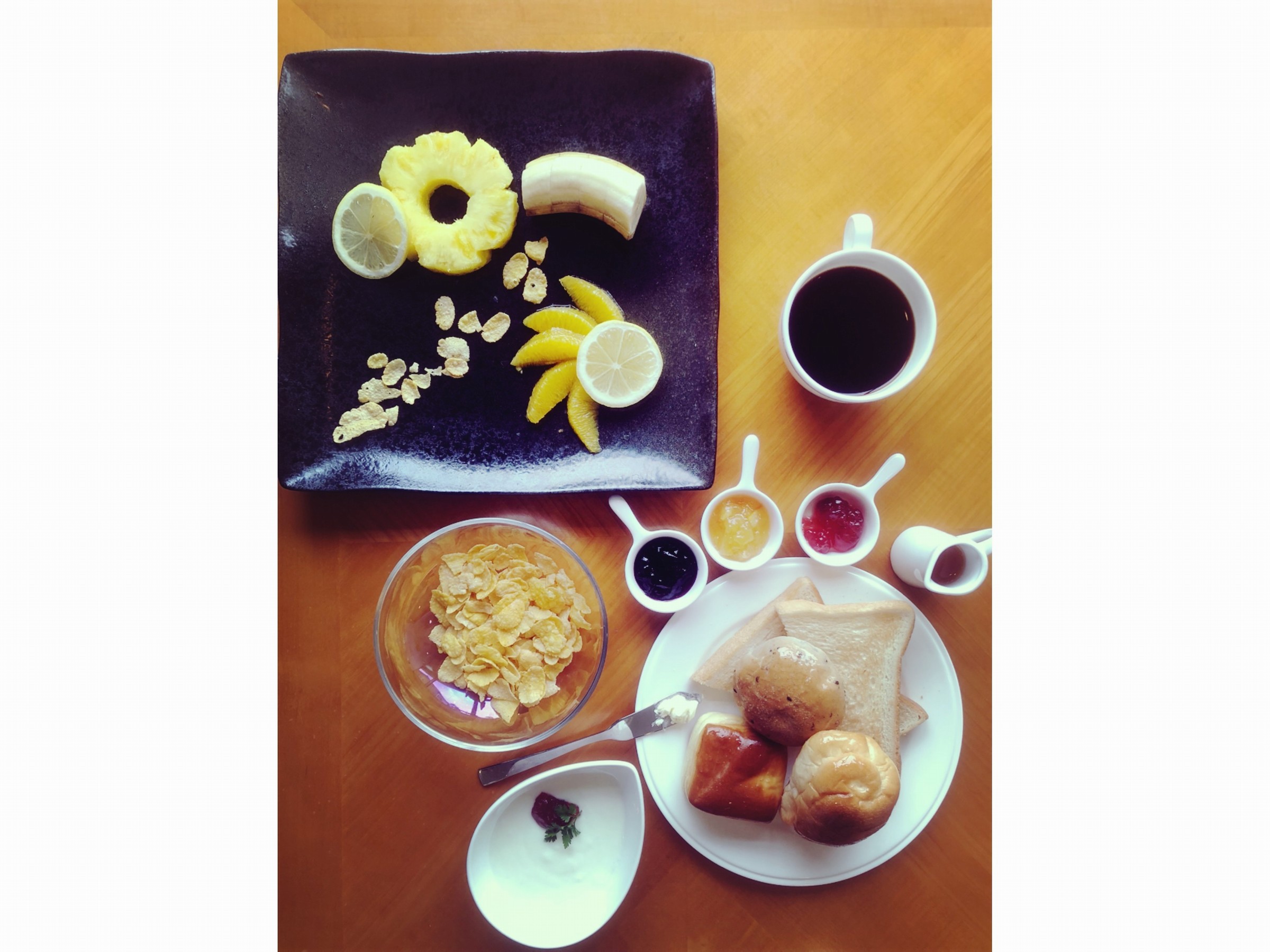 パン・フルーツ・ヨーグルト・コーヒー&ジュース軽めの朝食