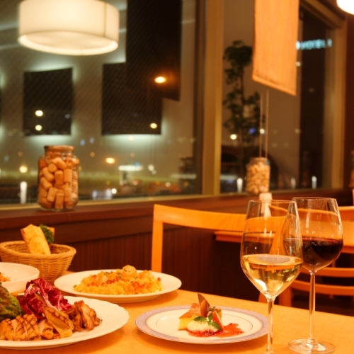 2Fレストラン「ガーデンズカフェ」リニューアルされ、よりシックで落ち着いた空間に