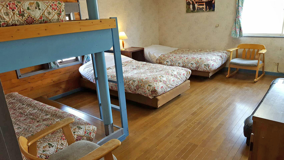 *［ファミリールーム］ワンちゃん同伴でも広々使える客室。2段ベッドは下段のみご利用いただけます。