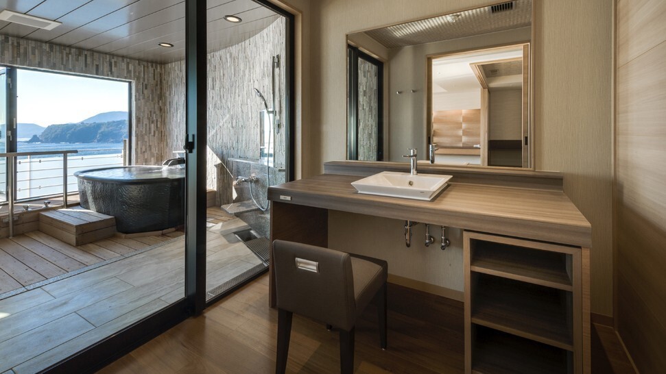 露天風呂付き客室「琥珀」（こはく）