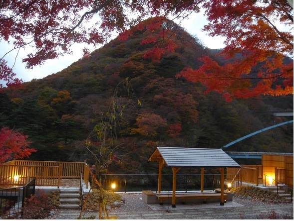 秋の夕暮れ[四季の森−足湯]