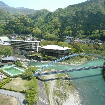 野岩鉄道車窓より柏屋全景