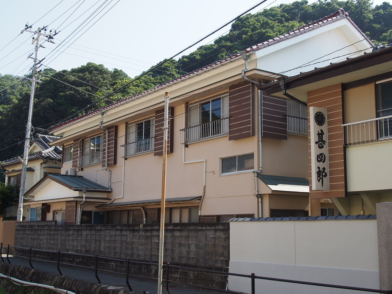 川側から見た本館の外観