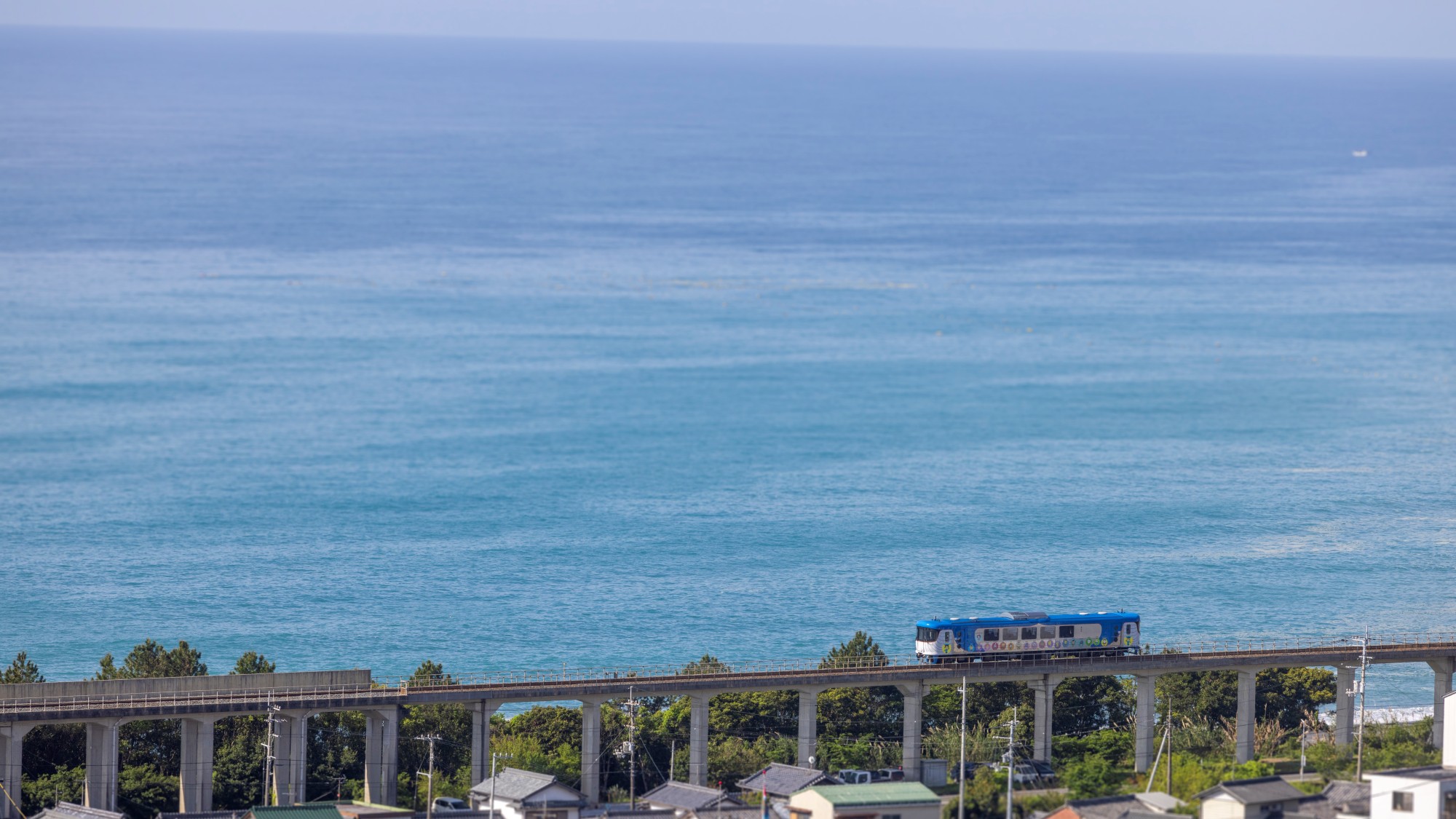 土佐湾沿いに走る土佐くろしお鉄道ごめんなはり線。最寄りの駅は西分駅。便利な駅は夜須駅