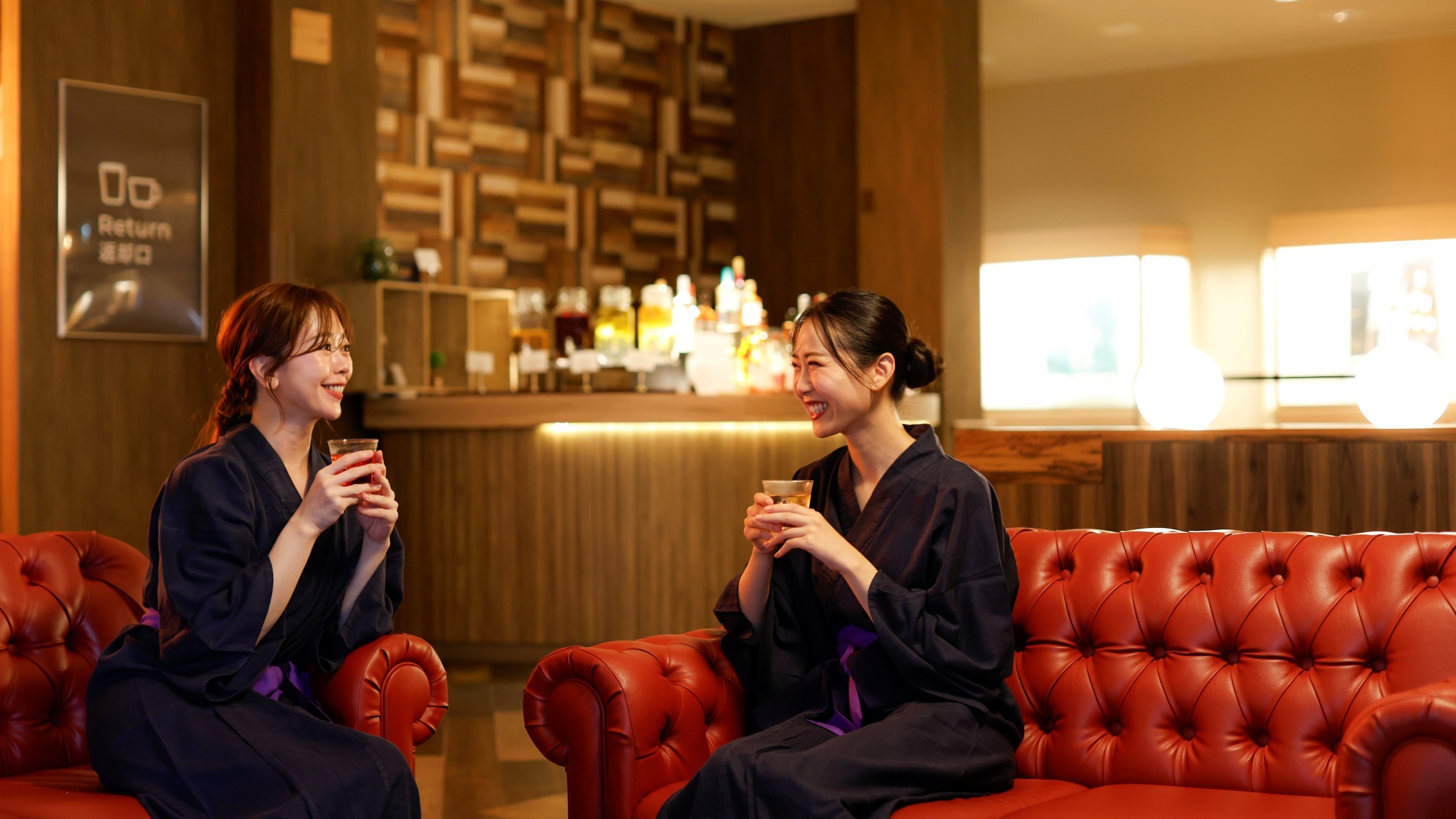 くつろぎのひととき。心ほどけるラウンジで、癒しの時間を。