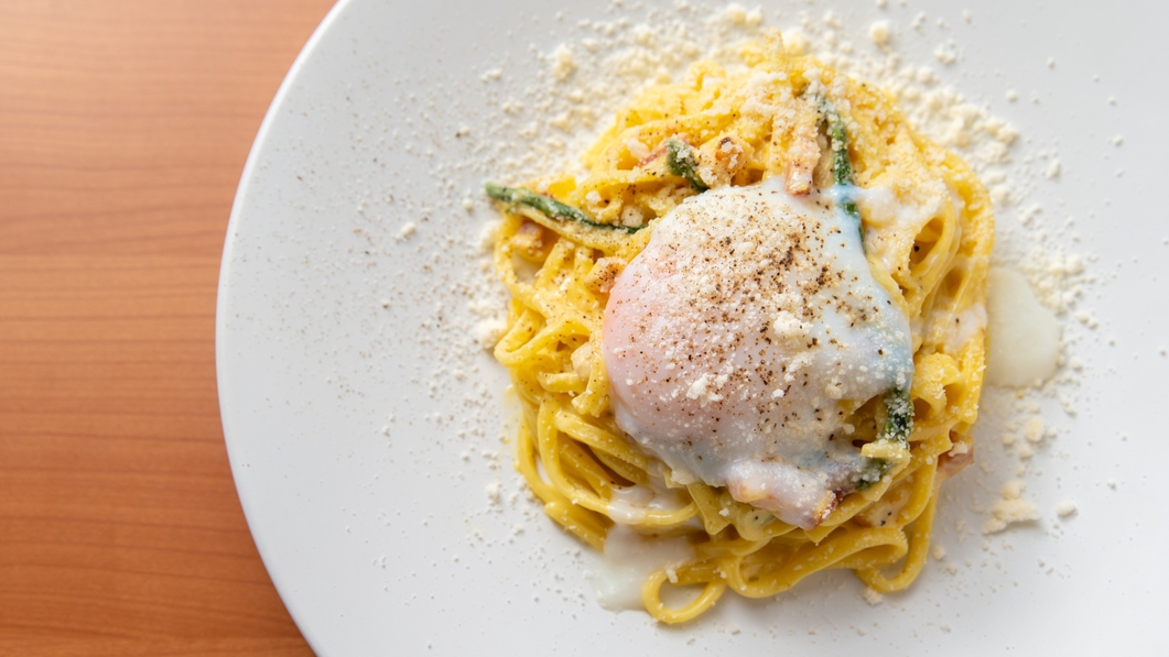 1階プリマドール ランチ例：カルボナーラ 1，500円