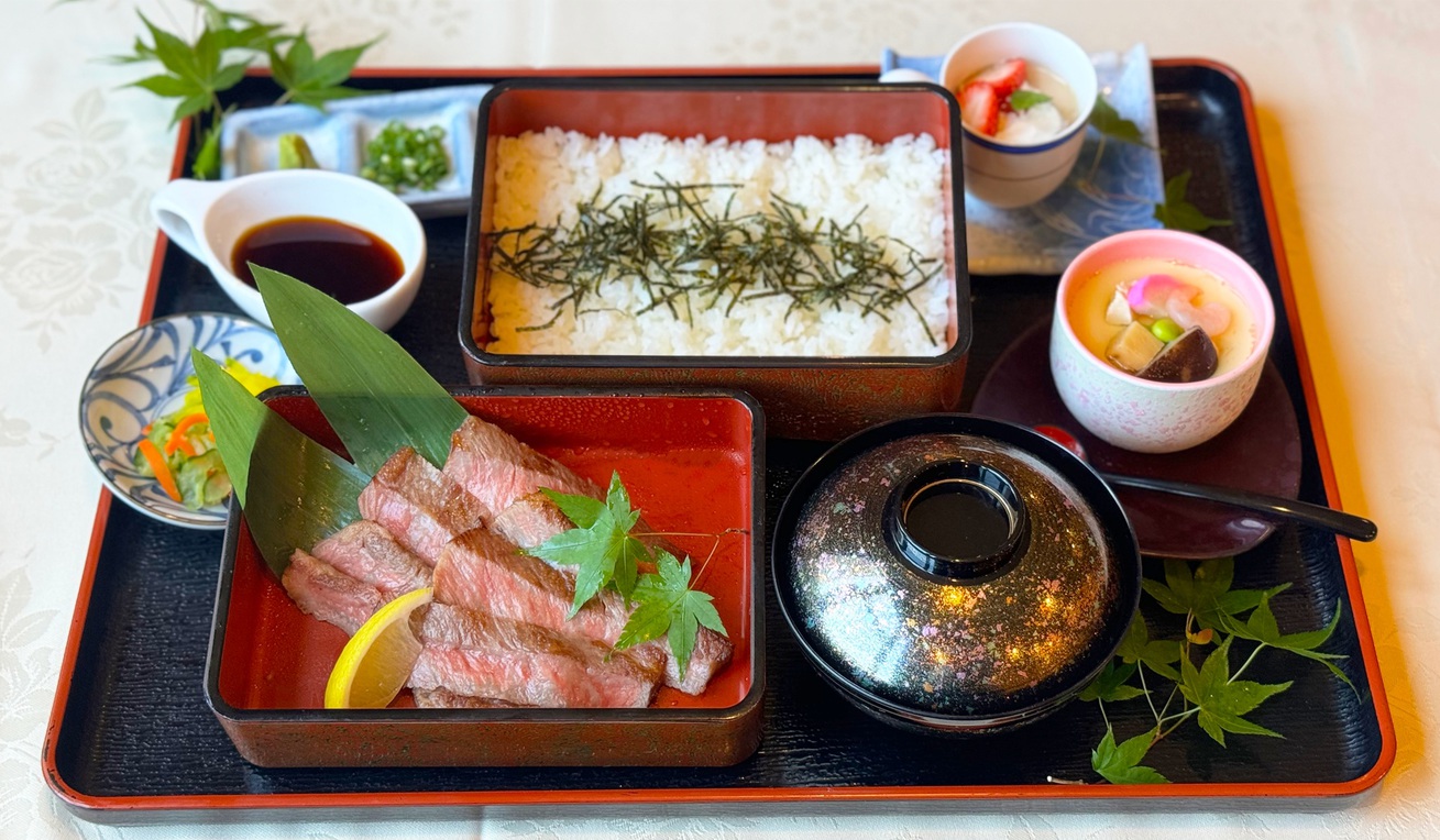 2階和食処 若潮 ランチ例：おおいた和牛ステーキ重 3，500円 