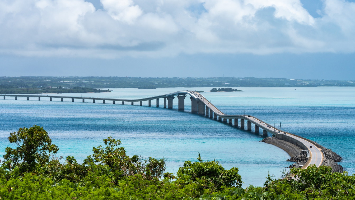 宮古島と伊良部島を結んでいる全長3，540mの「伊良部大橋」。無料で渡れる橋としては日本一の長さを誇
