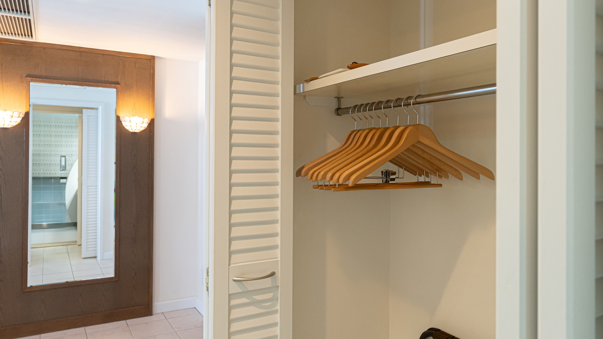 客室にはハンガーが多めに用意されております。