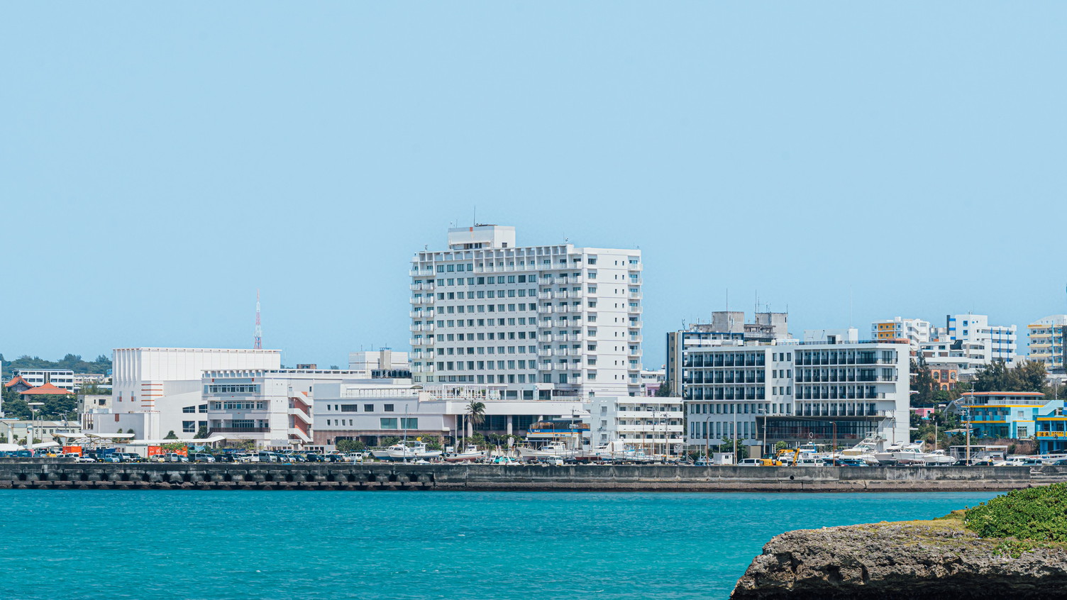 ホテルから歩いてすぐにパイナガマビーチがございます。