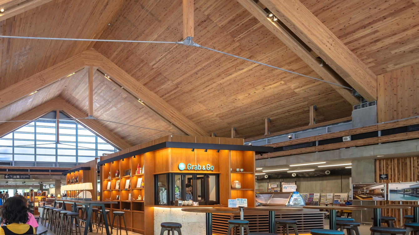 下地島空港内にはカフェやお土産店がございます。