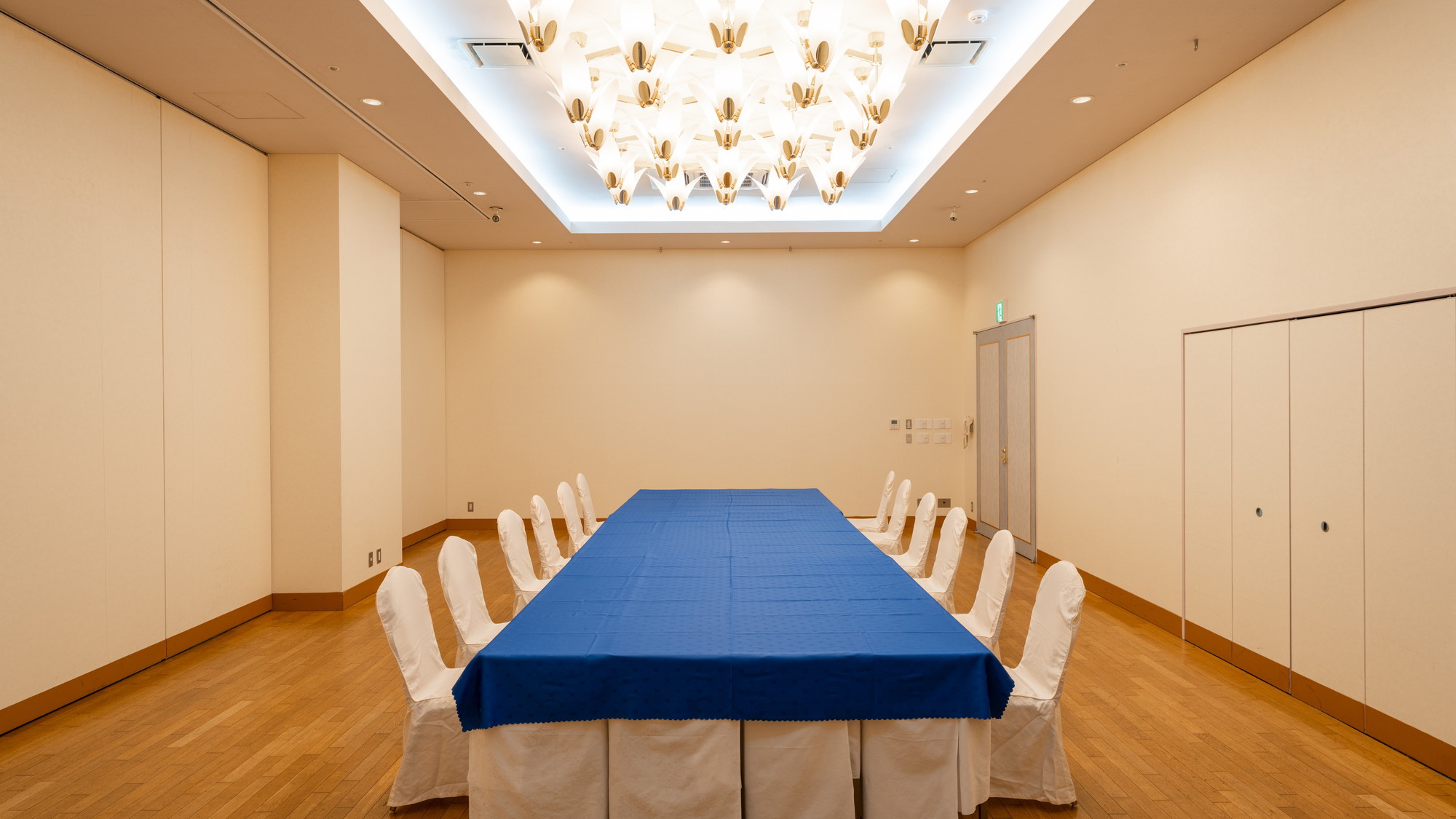 大小あわせて５つの会場がございます。パーティーや会議、セミナーなど用途にあわせご提案いたします。