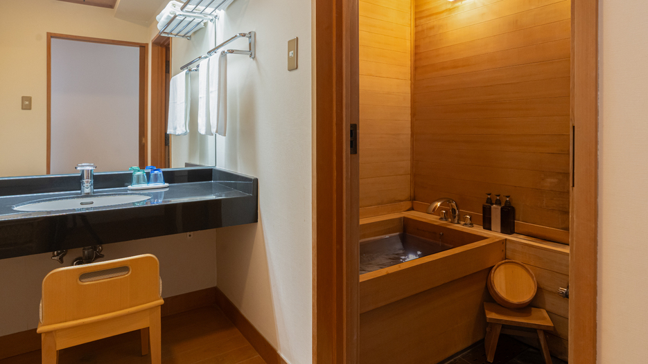 檜（ヒノキ）風呂付き和室（定員5名12畳 50平米） 風呂イメージ