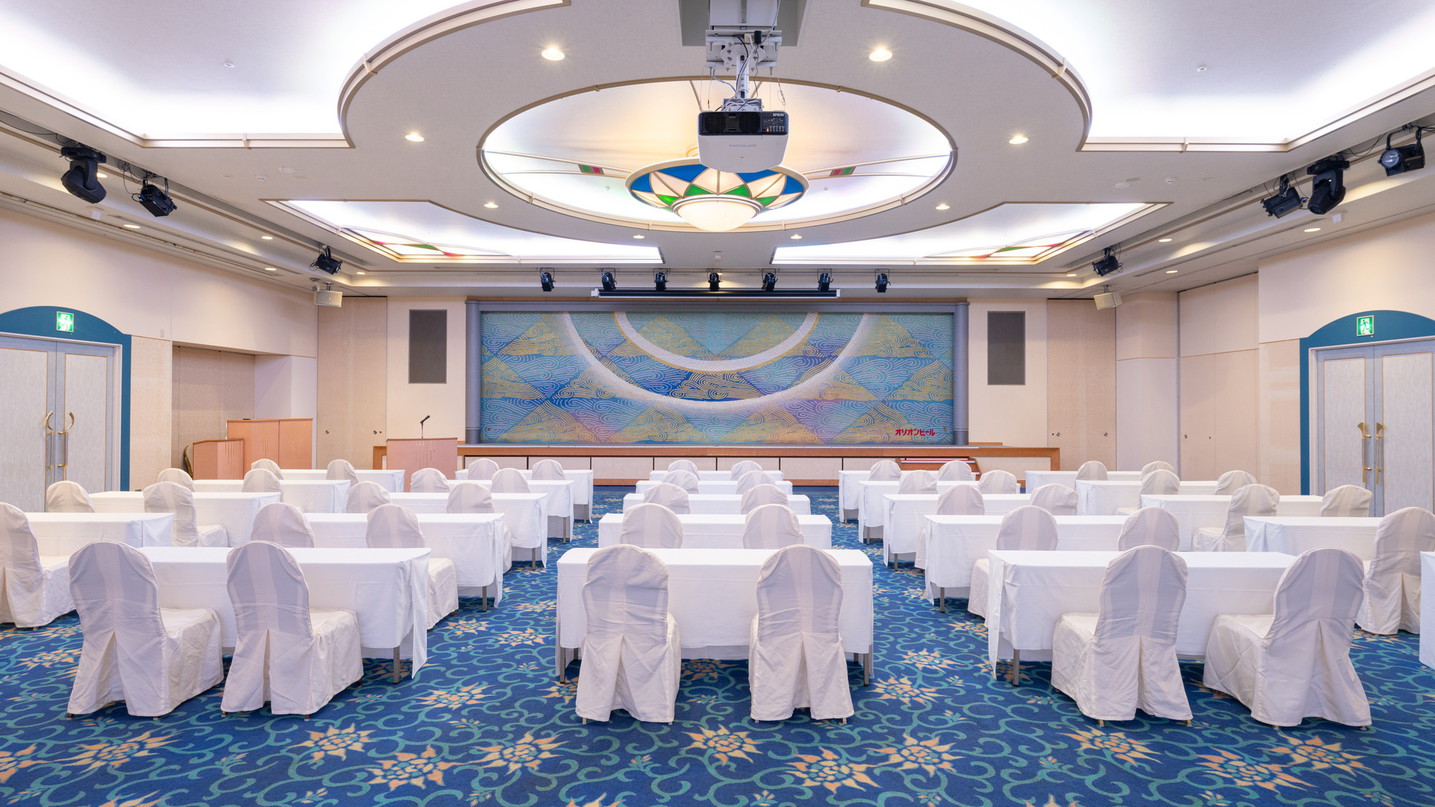 大小あわせて５つの会場がございます。パーティーや会議、セミナーなど用途にあわせご提案いたします。