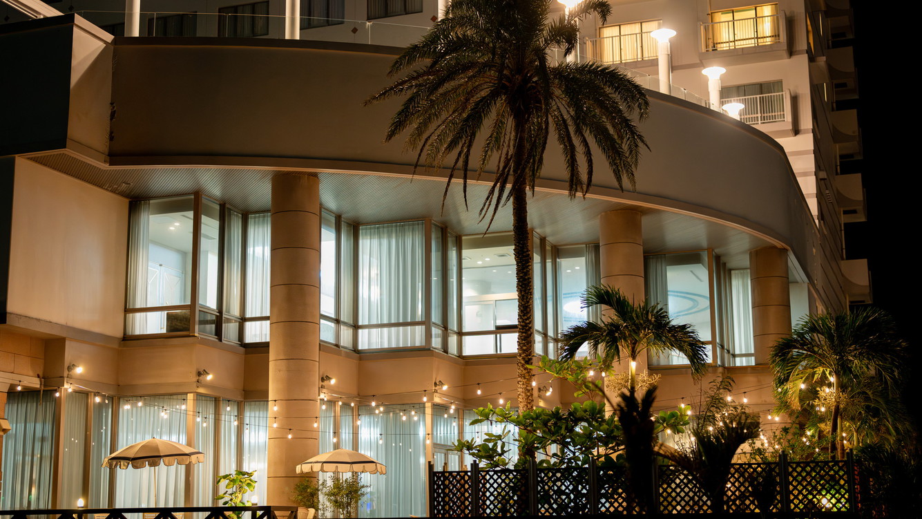 ホテル1F「カーレント」のテラスにて10月末までBBQを実施しております。