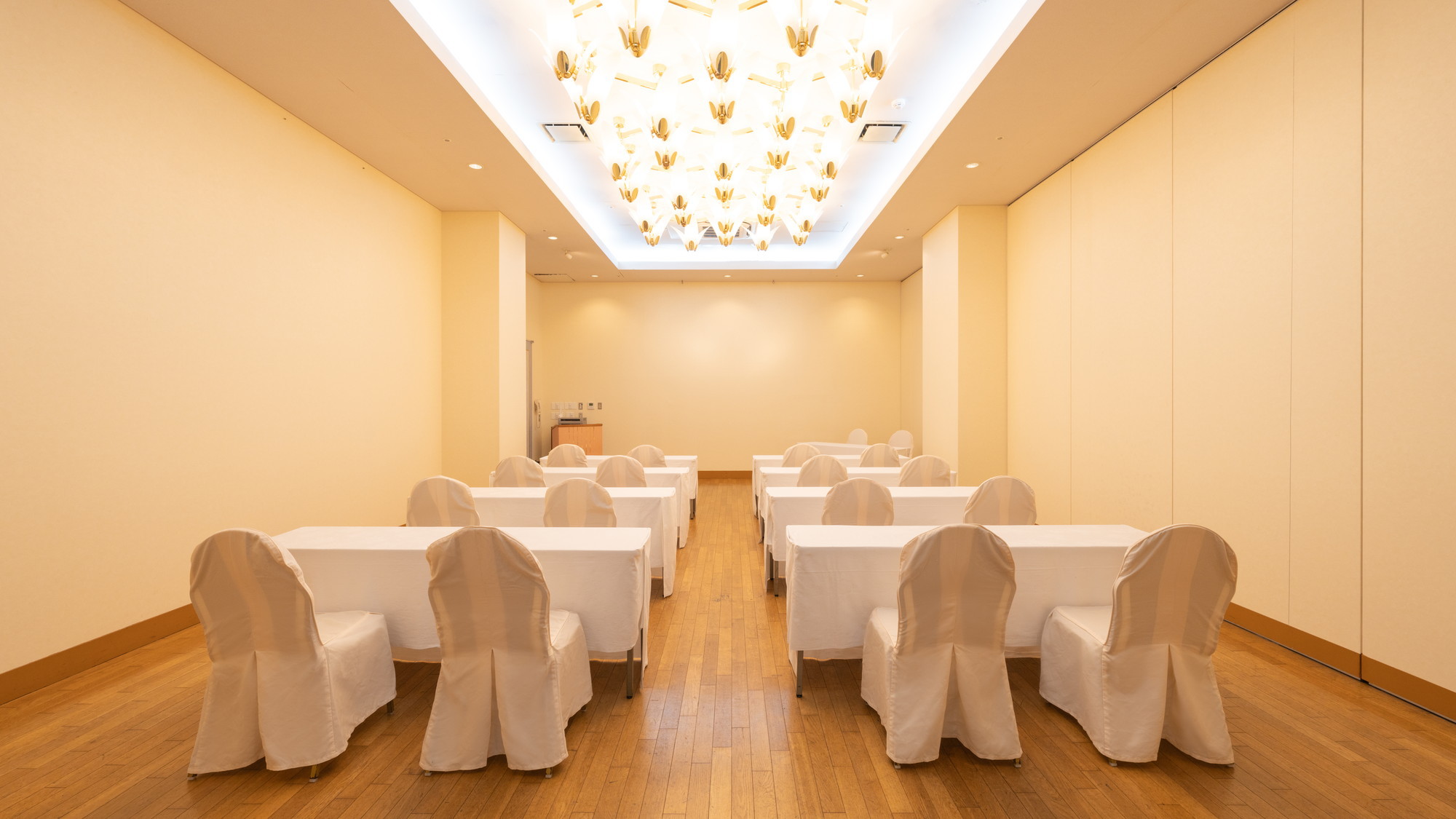 大小あわせて５つの会場がございます。パーティーや会議、セミナーなど用途にあわせご提案いたします。