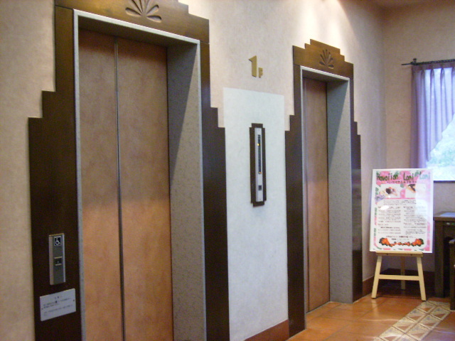 １階フロント側のエレベーター