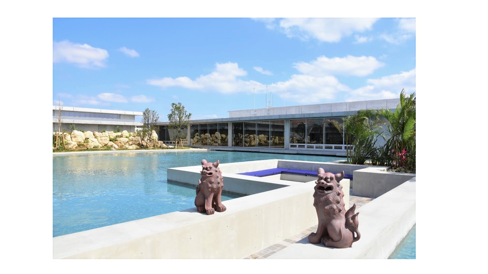 下地島空港にある水上ラウンジ（飛行機に乗る方のみご利用いただけるエリアです。）