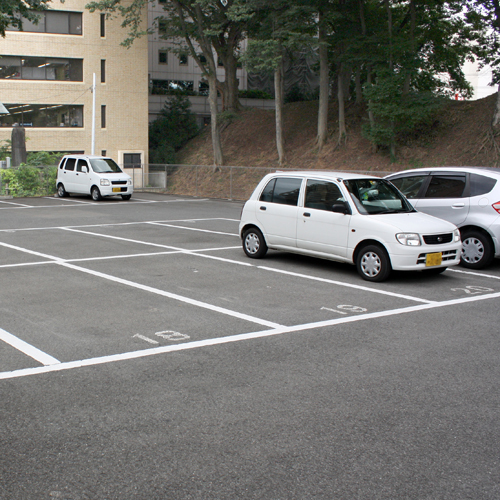 出し入れ自由 大型車向け平地駐車場
