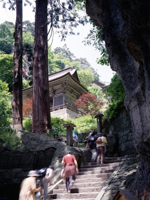 山寺「仁王像前」階段を登った方だけが知りえる絶景の数々をお楽しみください