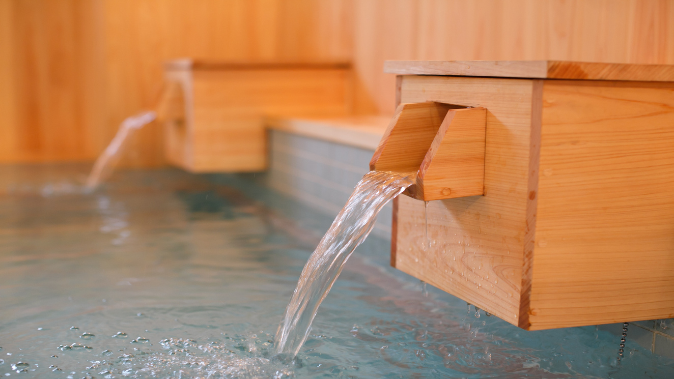 本館大浴場「檜の湯」は香りと色合いの優しさに癒される檜風呂。