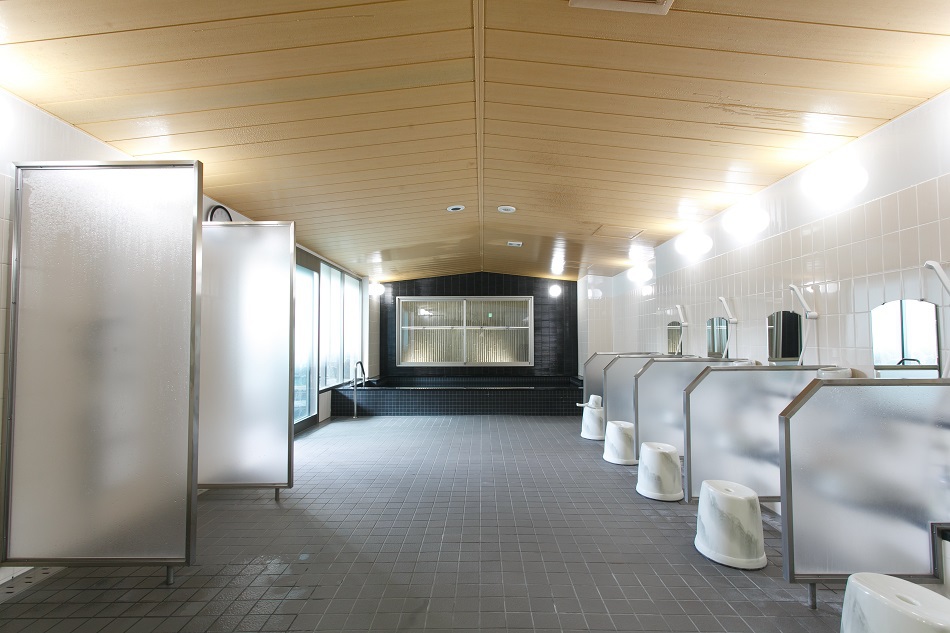 別館大浴場は、右手に洗い場、左手にボディシャワー、奥が内風呂です。奥の扉から露天風呂に繋がります！