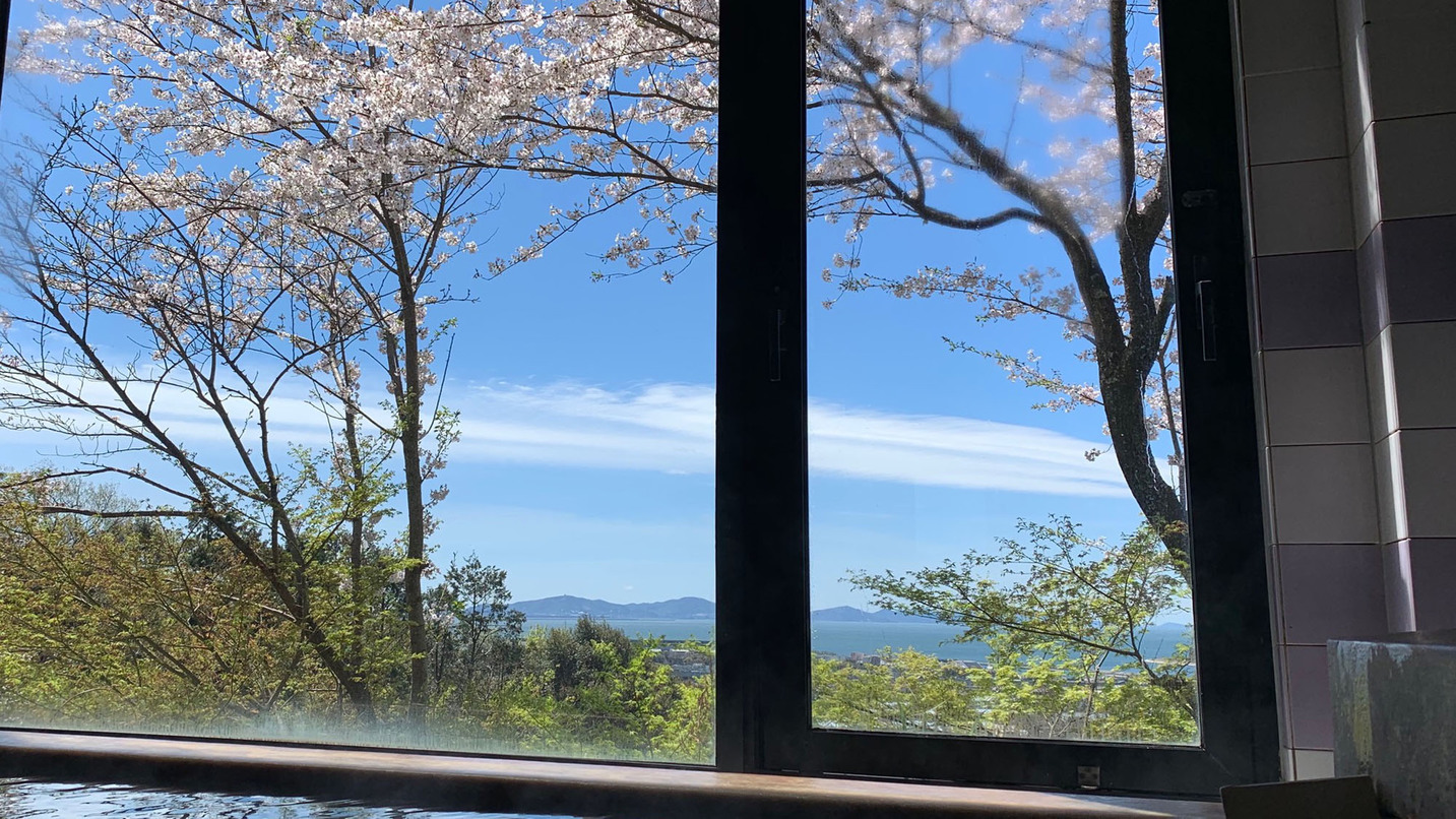 ひのき風呂恵方の湯からの桜＿総檜風呂の桜と三河湾 *