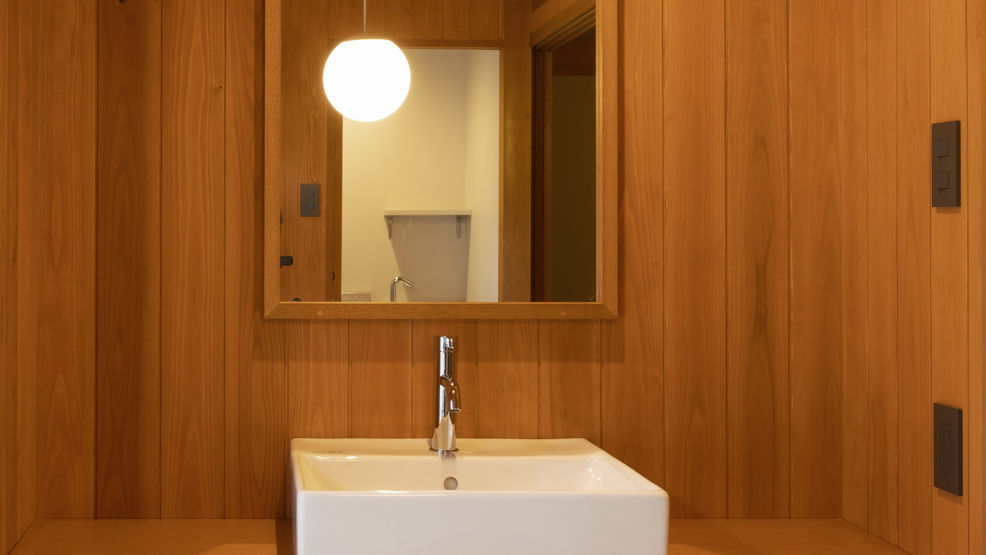 【本館】和室（8畳）・洗面木張りの壁に鏡。しっかりゆとりを持たせました