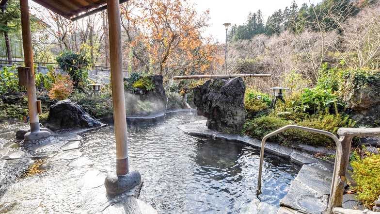 *【露天風呂】毎分300Lの豊富な湯量が自慢の源泉掛け流し温泉です。