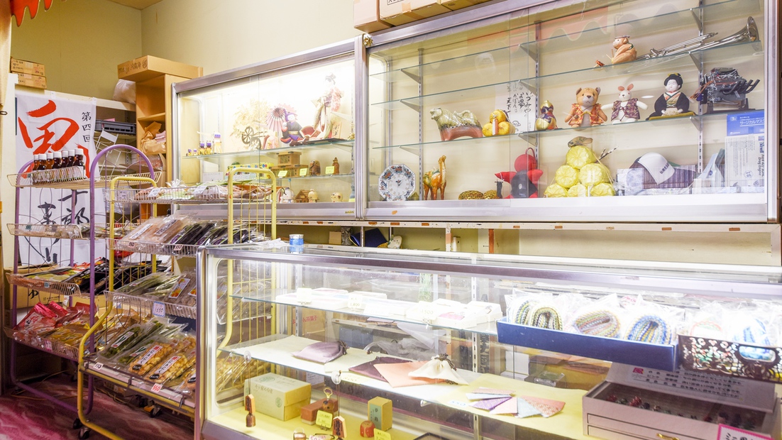 *【売店】お土産の他に、宮城県の工芸品などもご用意しております。