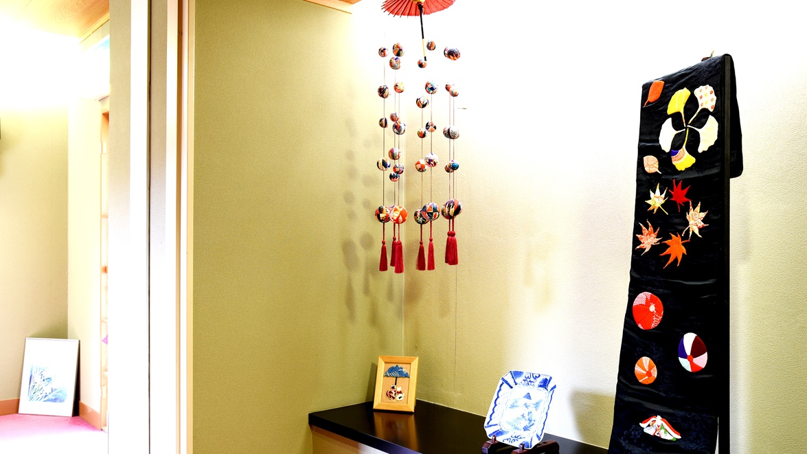 *【廊下】施設内の各所には宮城県の民芸品が飾られております。