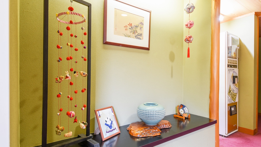 *【廊下】施設内の各所には宮城県の民芸品が飾られております。