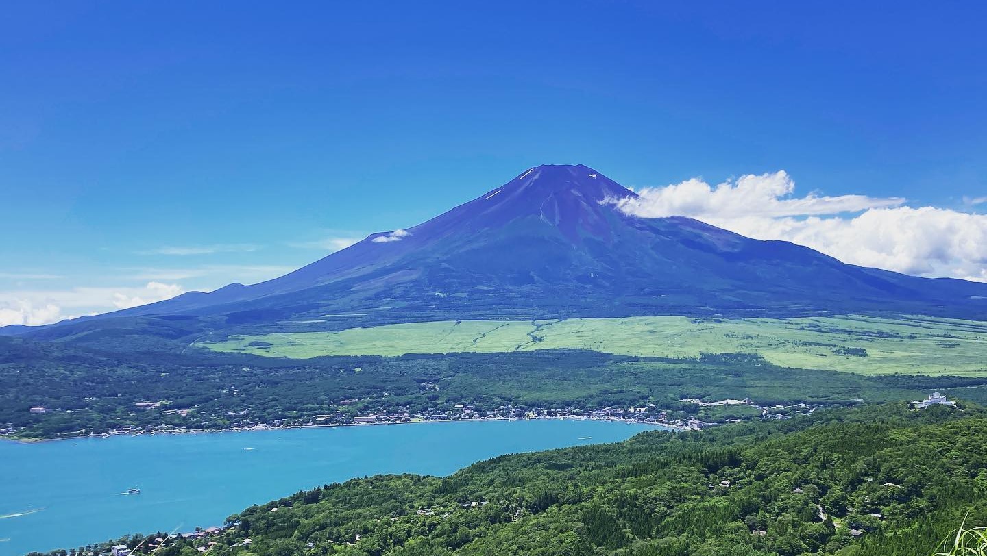 当館は富士五湖のひとつである山中湖のほとりにございます。