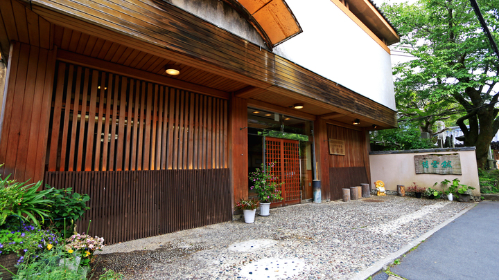 歴史刻む老舗旅館《芳雲館》へ