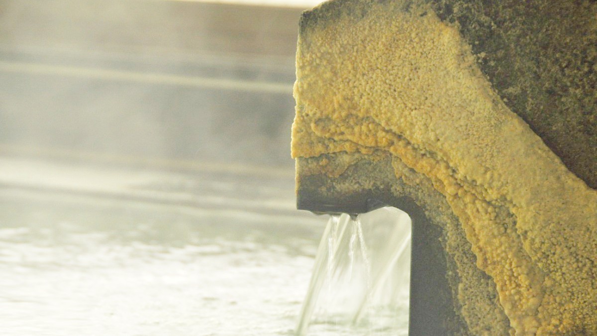 ＜男性用大浴場・ふくの湯＞。湯口には温泉成分が多く含まれている証「湯の花」が咲く