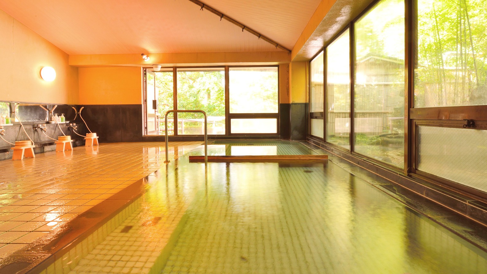 ＜男性用大浴場・ふくの湯＞利用時間は15：00〜翌10：00なので滞在中はいつでも利用可