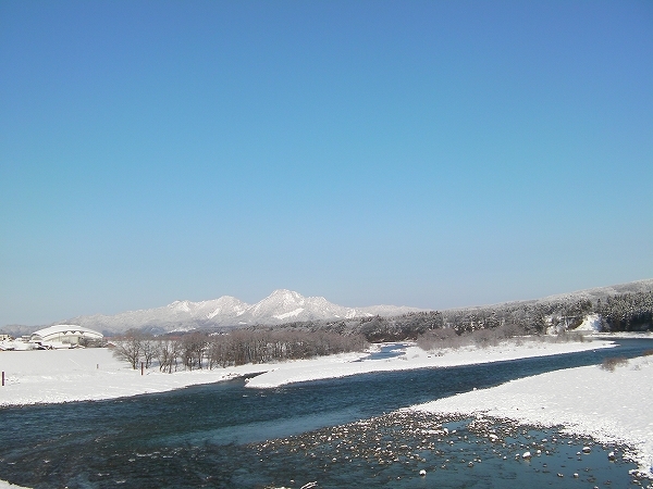 荒川と朴坂山の冬景色