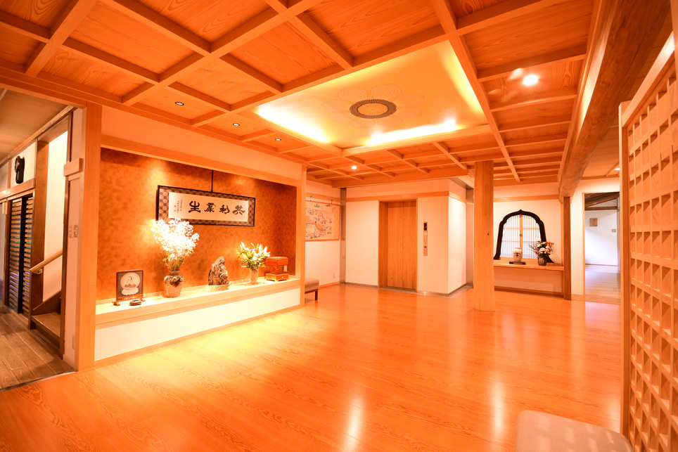 本堂前