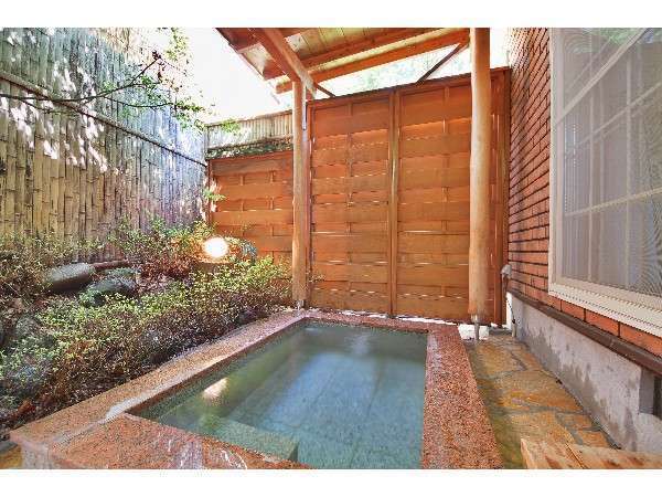 27. 別館メゾネット客室露天風呂一例。