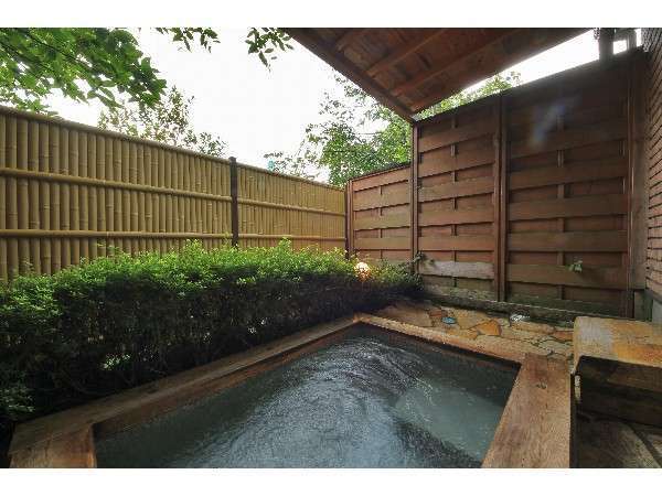 23. 別館メゾネット客室露天風呂一例。