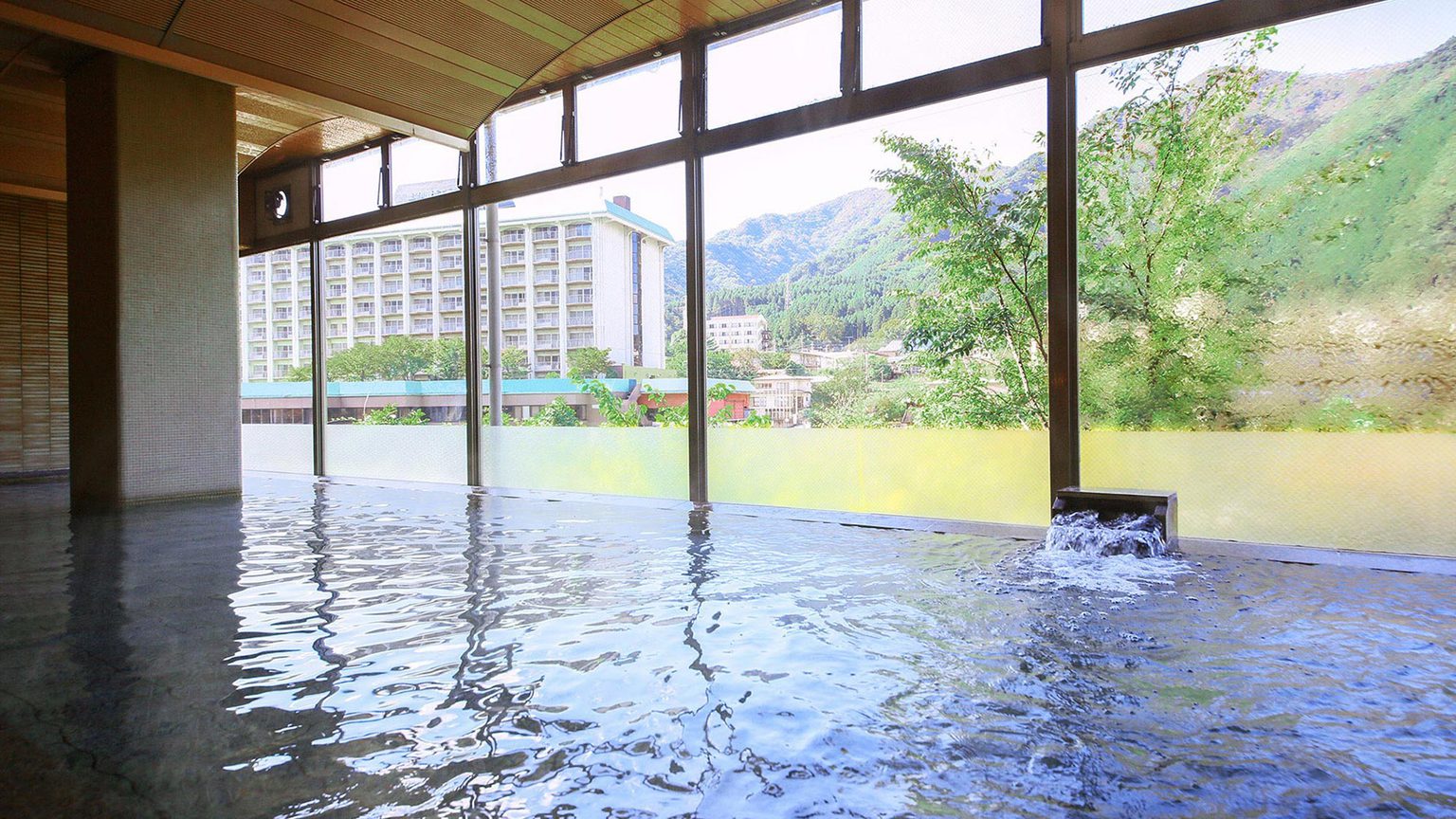 百花の湯／川に面した窓からは四季折々の鬼怒川と山々の景色を眺めることができます。