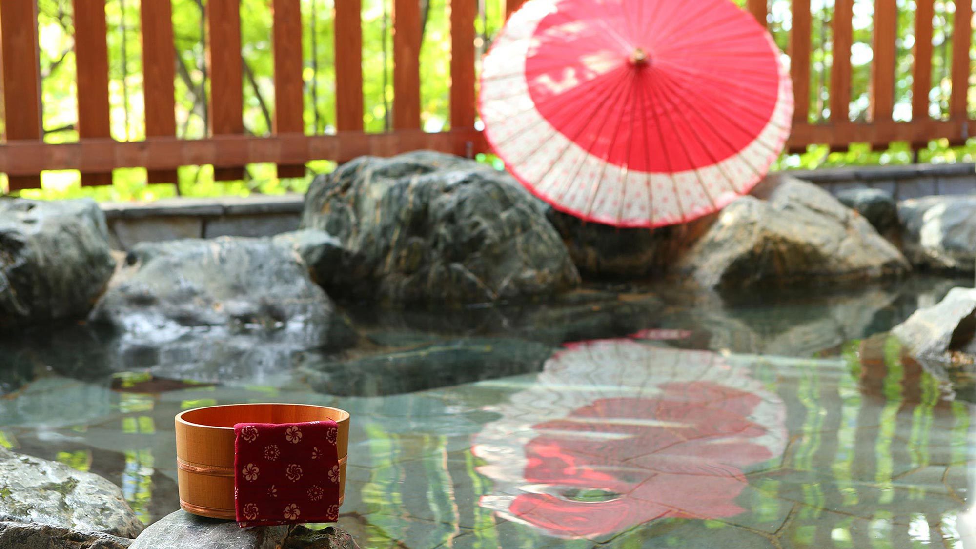 離れの露天風呂。風情を感じながら、落ち着いた雰囲気でゆったりと寛ぎのひとときをお過ごしください。