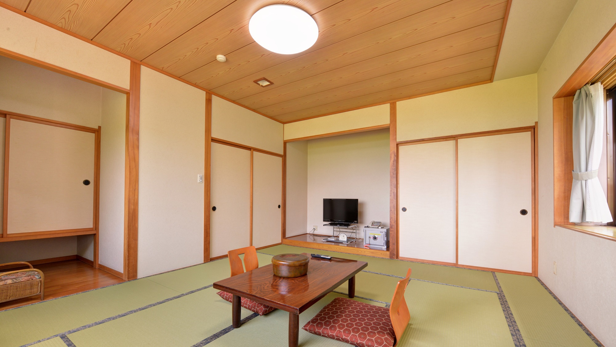 *和室10畳/畳の匂いが心地よい、落ち着いた空間です