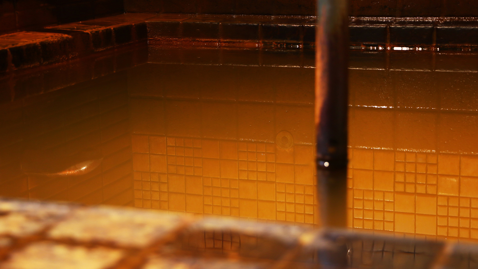 【大浴場】鉄鉱泉もあります。泉質の違う湯をお楽しみください