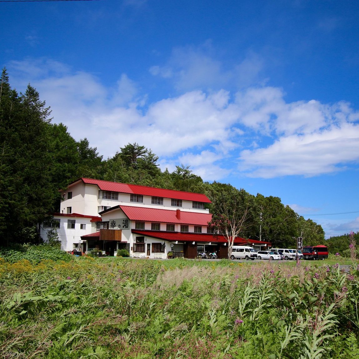 幸の湯外観（夏）